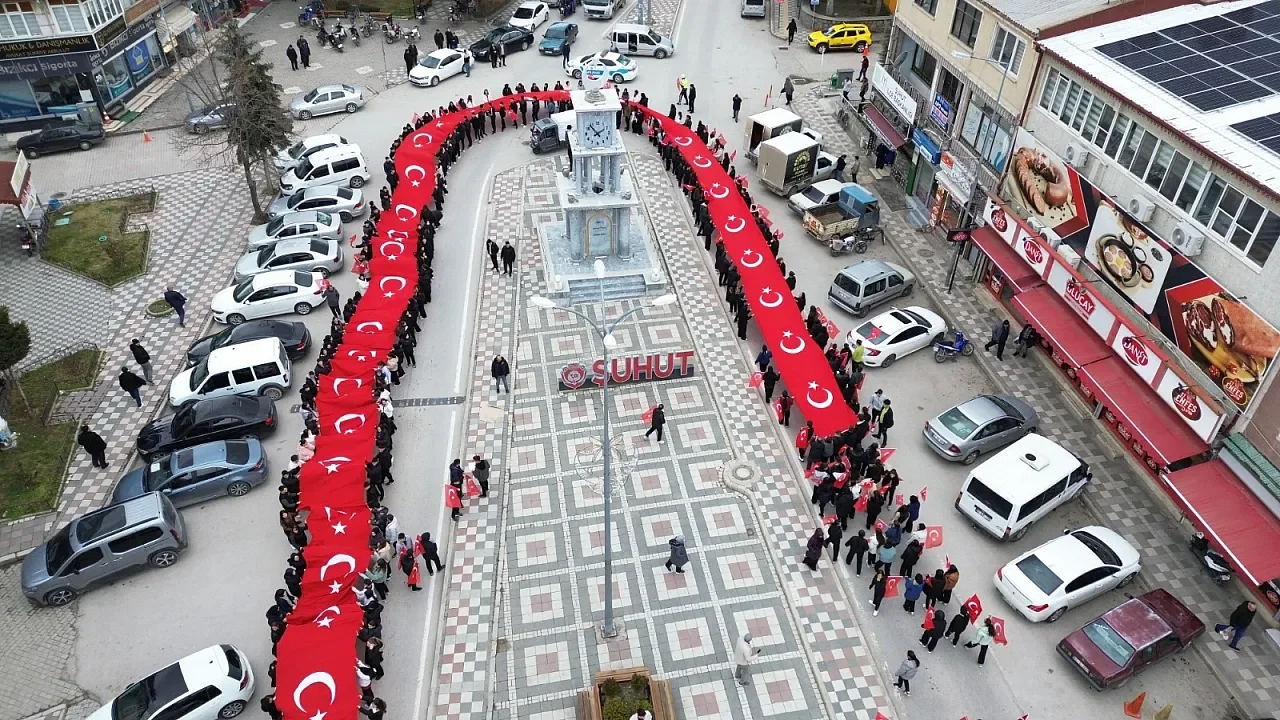 Şuhut Sokakları Kırmızı Beyaz: 150 Metrelik Dev Bayrakla Duygu Dolu Yürüyüş