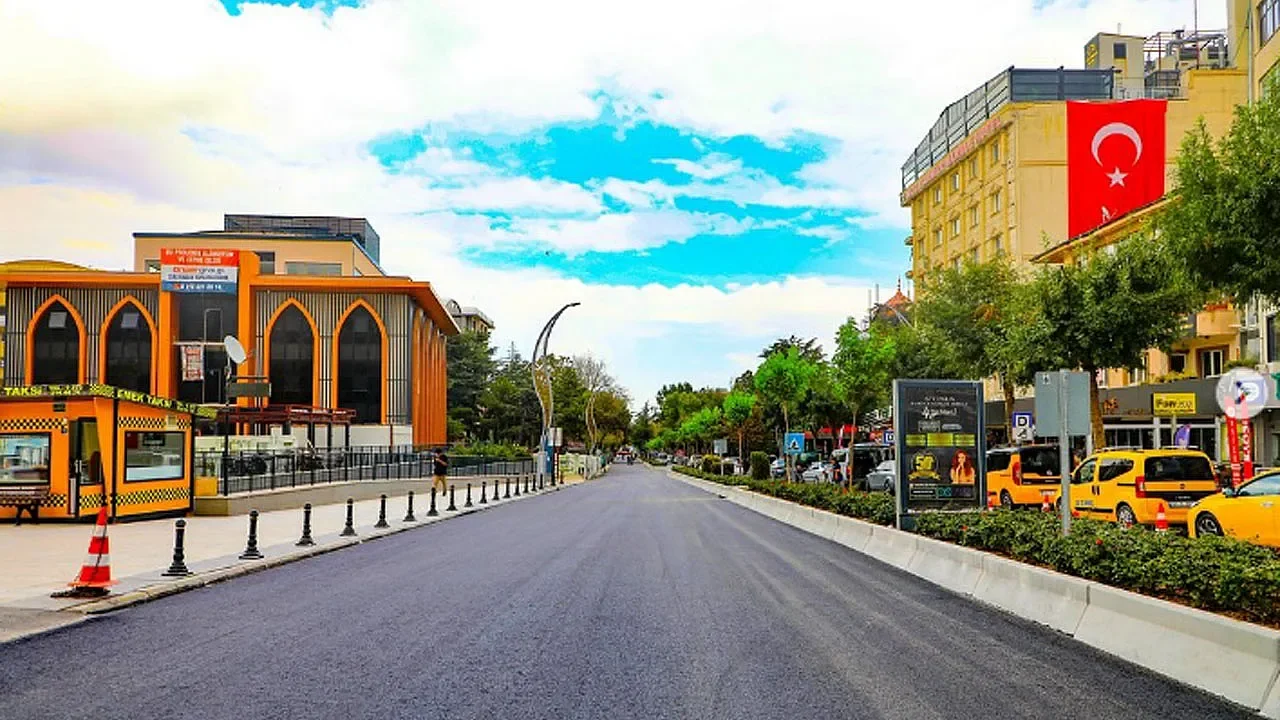 Ordu Bulvarı'nda Sürücülere Hafta Sonu Uyarısı: Park Yasağı ve Budama Çalışması