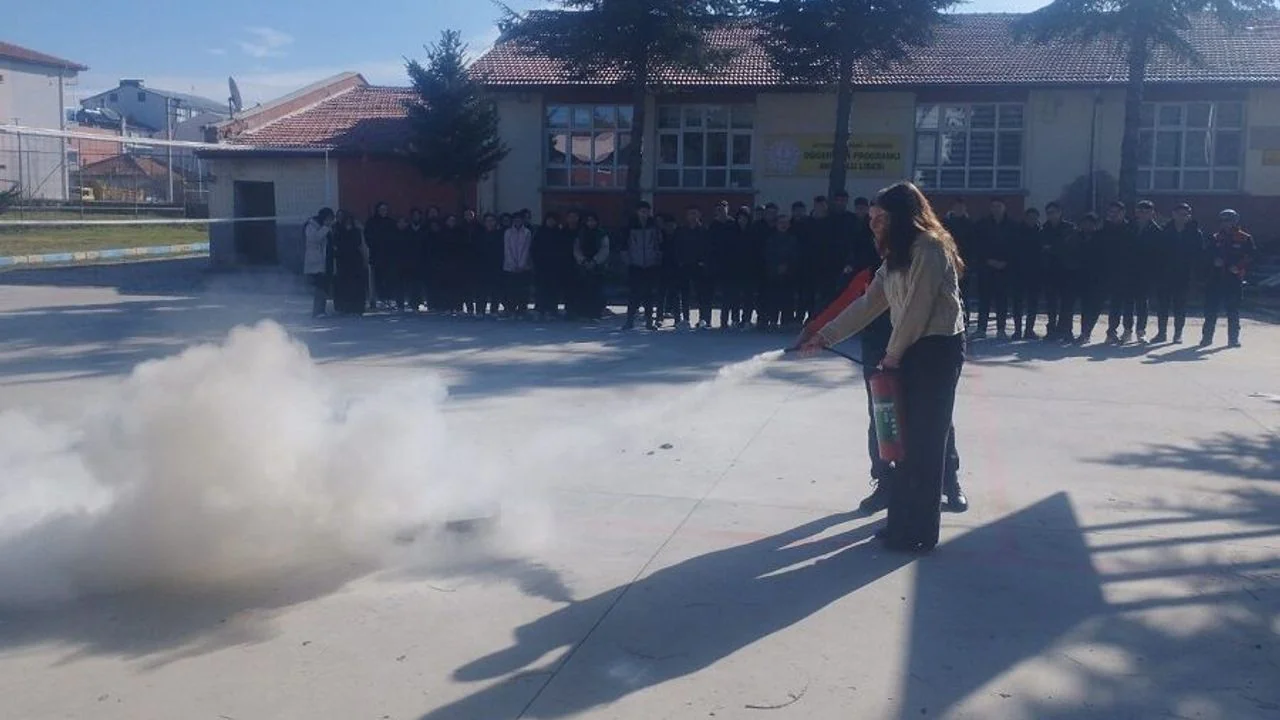 Afyonkarahisar’da Miniklerden Liselilere Afet Bilinci: AFAD Okullarda Tatbikat Başlattı