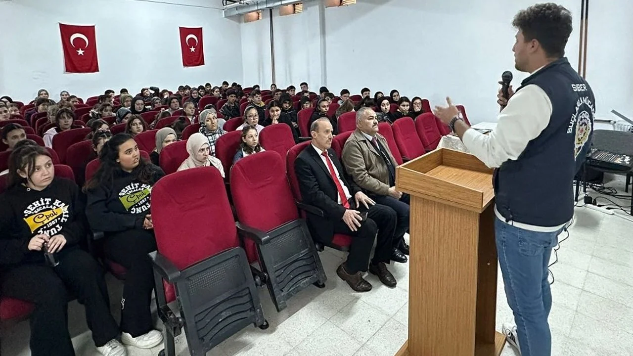 Afyonkarahisar'da Gençlere Siber Güvenlik Eğitimi: SİBERAY Projesiyle Yüzlerce Öğrenciye Ulaşıldı
