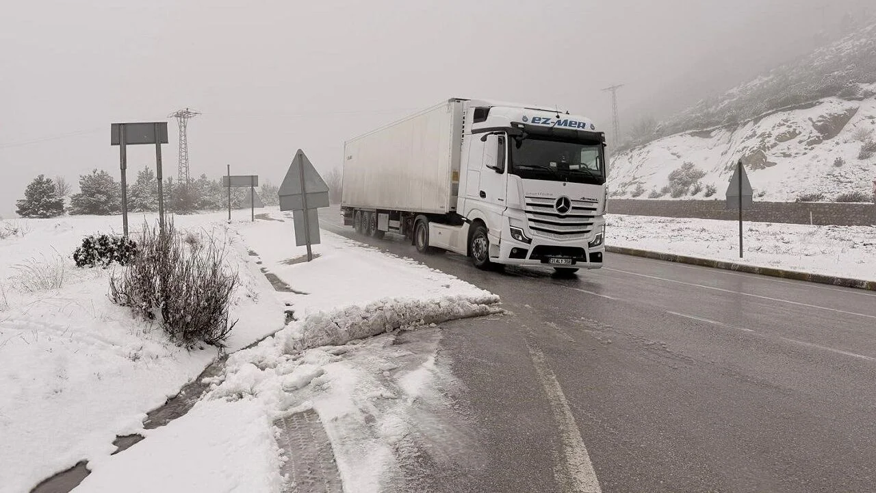 Afyonkarahisar'ın Zirvelerinde Beyaz Örtü: Yağışlar Yüksek Kesimlerde Kara Dönüştü