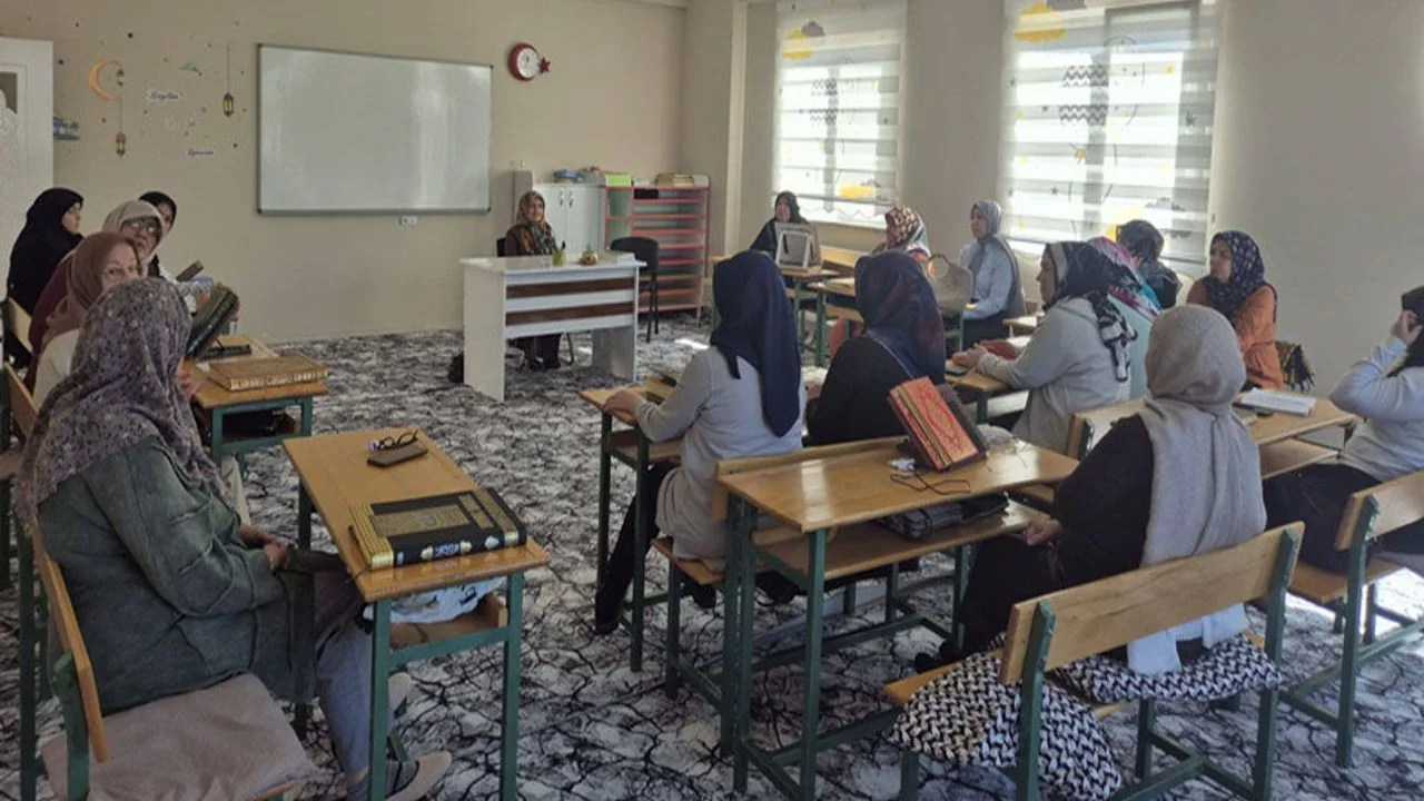 Afyonkarahisar Müftülüğü'nden Toplumun Temel Taşı Kadınlara Özel Sohbet Programları