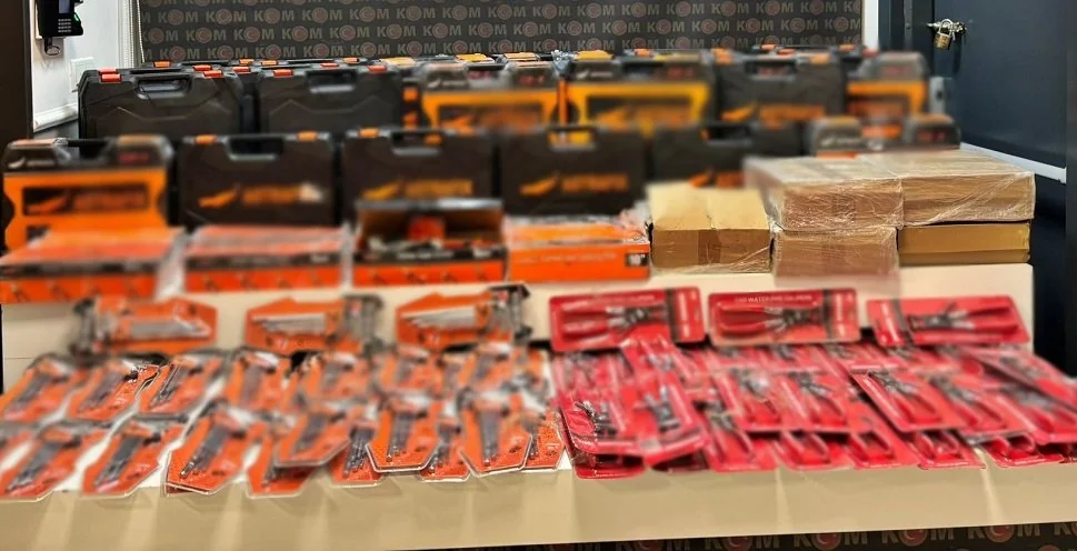 Afyonkarahisar'da İki Araçta Kaçak Hırdavat ve Uyuşturucu Hap Ele Geçirildi