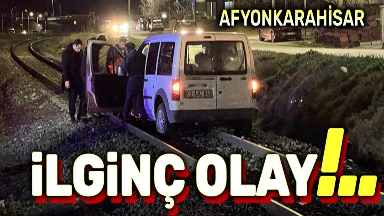 Afyonkarahisar'da Faciadan Dönüldü: Yolunu Şaşıran Sürücü Aracıyla Tren Raylarına Girdi