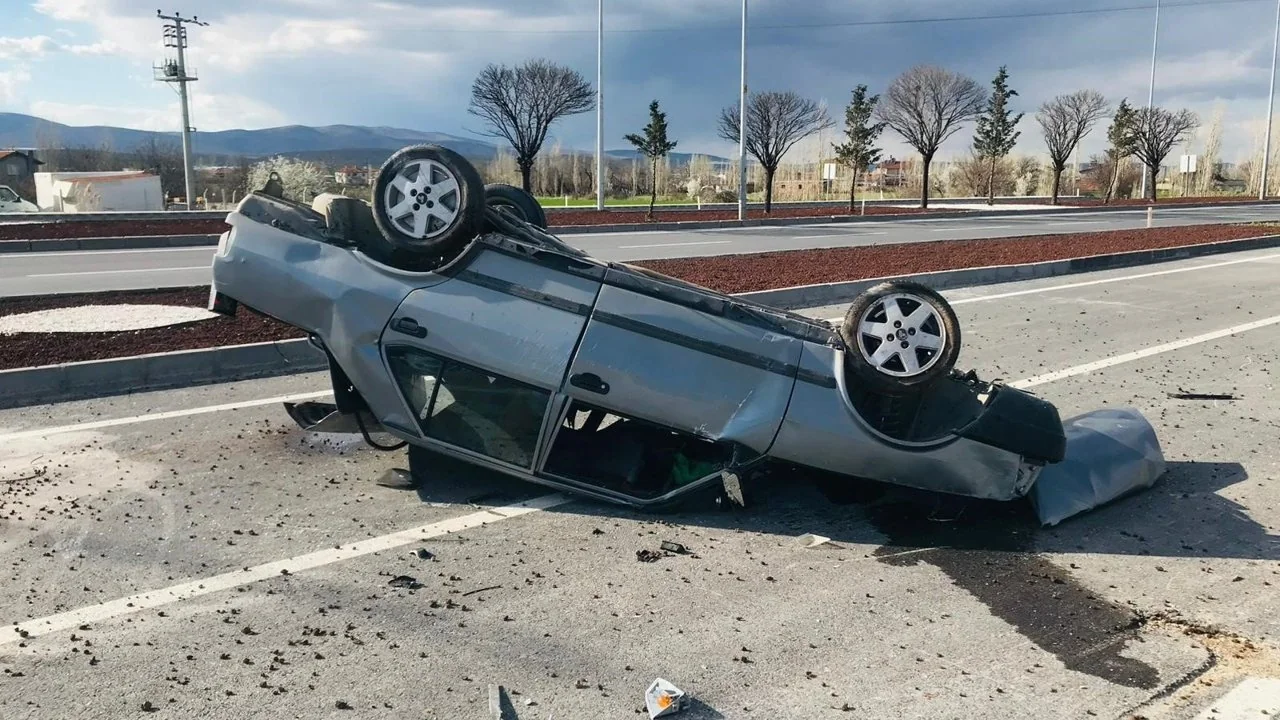 Bolvadin'de Feci Çarpışma: Takla Atan Otomobilin 150 Metre Sürüklendiği Kaza Kamerada