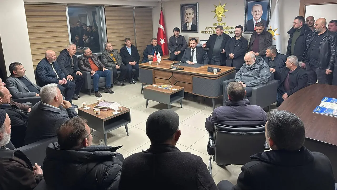 AK Parti Afyonkarahisar’da Görev Değişimi: Merkez İlçe Başkanı ve Yönetimi İstifa Etti