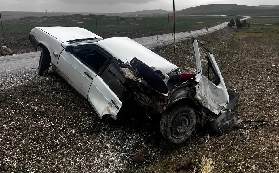 Çobanlar'da Korkutucu Kaza: Çarpışmanın Şiddetiyle Otomobil İkiye Bölündü