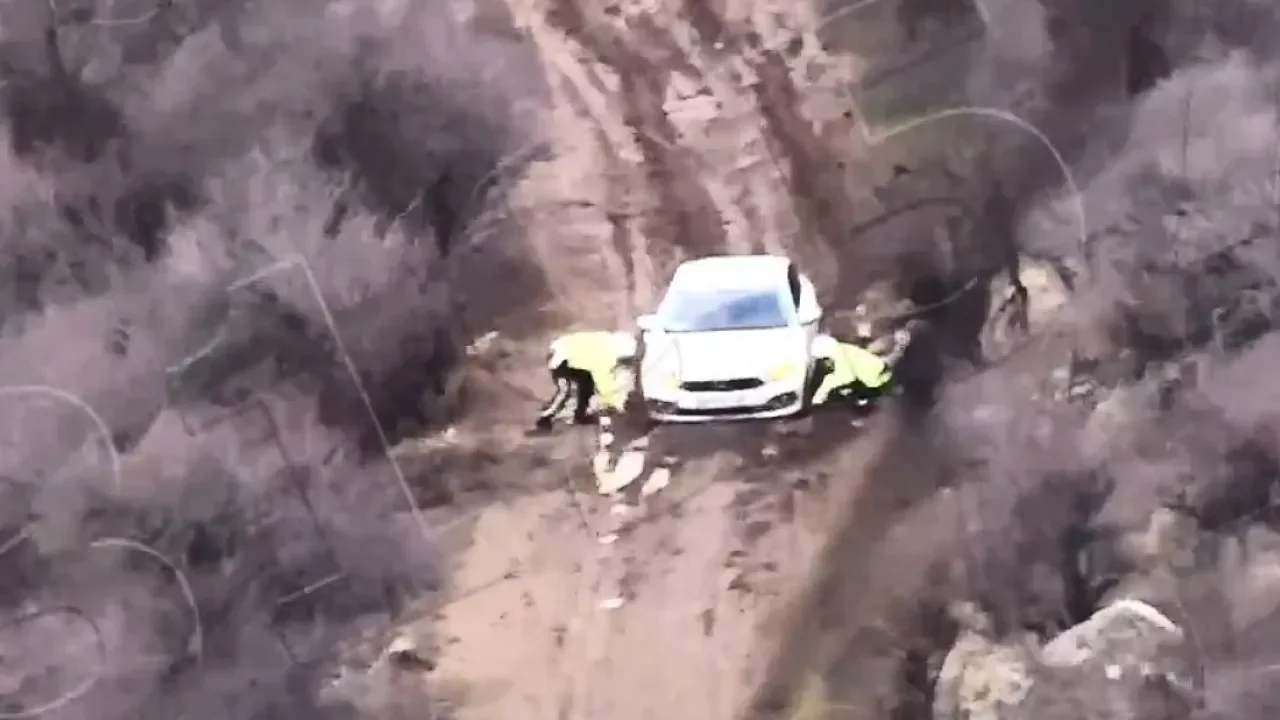 Hıdırlık Tepesi’nde Zorlu Kurtarma: Polis Ekipleri Çamuru Aşıp Vatandaşa Ulaştı
