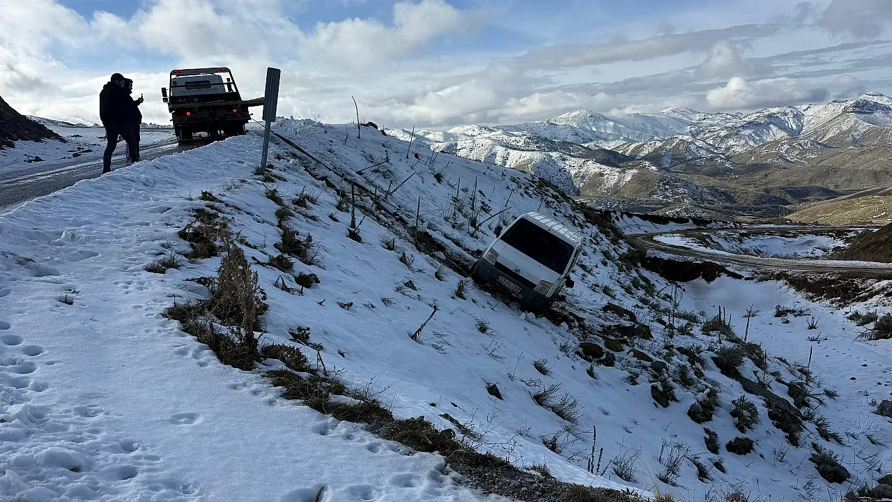 Emirdağ’da Mucize Kurtuluş: 30 Metrelik Uçurumdan Düşen Aracı Kaya Durdurdu