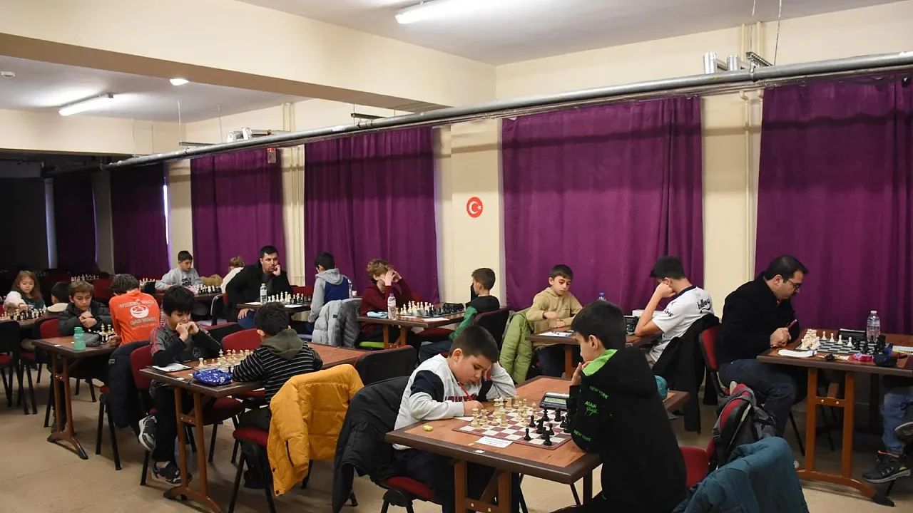 Afyonkarahisar’da Zihinlerin Mücadelesi Sonuçlandı: Satrançta İl Birincisi Belli Oldu