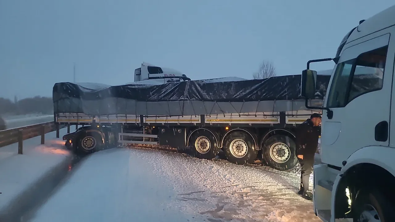 Afyonkarahisar'ın Yüksek Kesimlerinde Kar Esareti: Antalya Yolunda Ulaşım Güçlükle Sağlanıyor