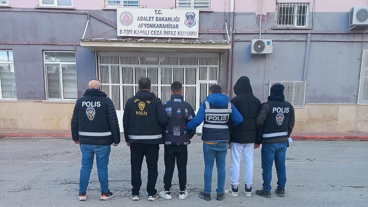 Afyonkarahisar’da Silahlı Gasp Soruşturması: 1500 Saatlik Kamera Kaydıyla Yakalanan Şüpheliler Tutuklandı