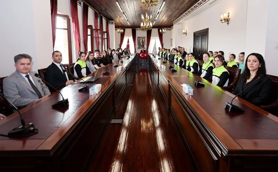 Afyonkarahisar'ın Gururu Gençlere Vali Aktaş'tan Tam Not: "En Kıymetli Hazinemiz Sizsiniz"