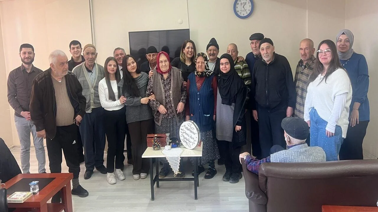 AEV Öğrencileri Yaşlılar Haftası'nda Bolvadin Huzurevi Sakinleriyle Buluştu