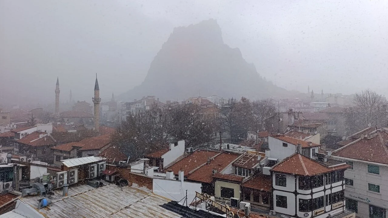 Afyonkarahisar’da Beklenen Kar Yağışı Başladı: Sıcaklıklar Hissedilir Derecede Düştü