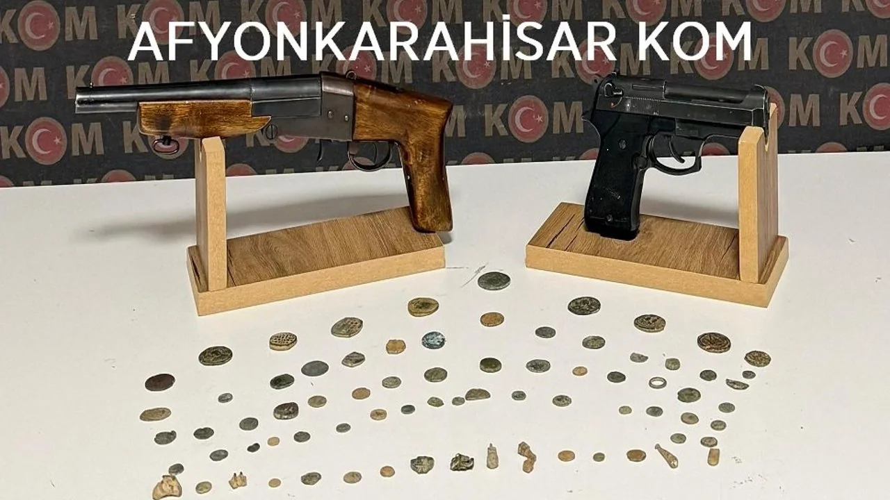 Afyonkarahisar Emniyeti'nden Tarihi Eser Operasyonu: Evden 74 Sikke Çıktı