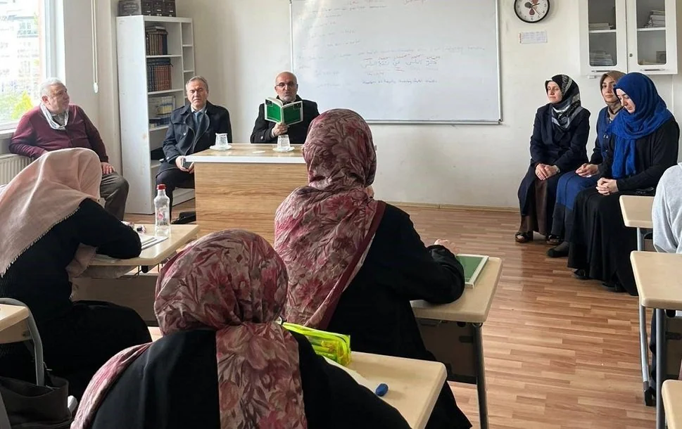 Altınoluk Kur'an Kursu'nda Anlam ve İdrak Vurgusu: "Evrensel Mesajı Hayatınızın Merkezine Alın"