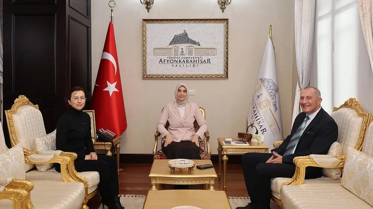 Afyonkarahisar'da "Dijital Dünyada Bilinçli Nesiller" Zirvesi: Yazar Orhan Toker ve Kent Yönetimi Bir Araya Geldi