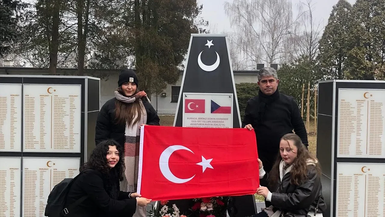 Sandıklılı Öğrencilerden Çekya’da Duygulandıran Ziyaret: Galiçya Şehitleri Unutulmadı