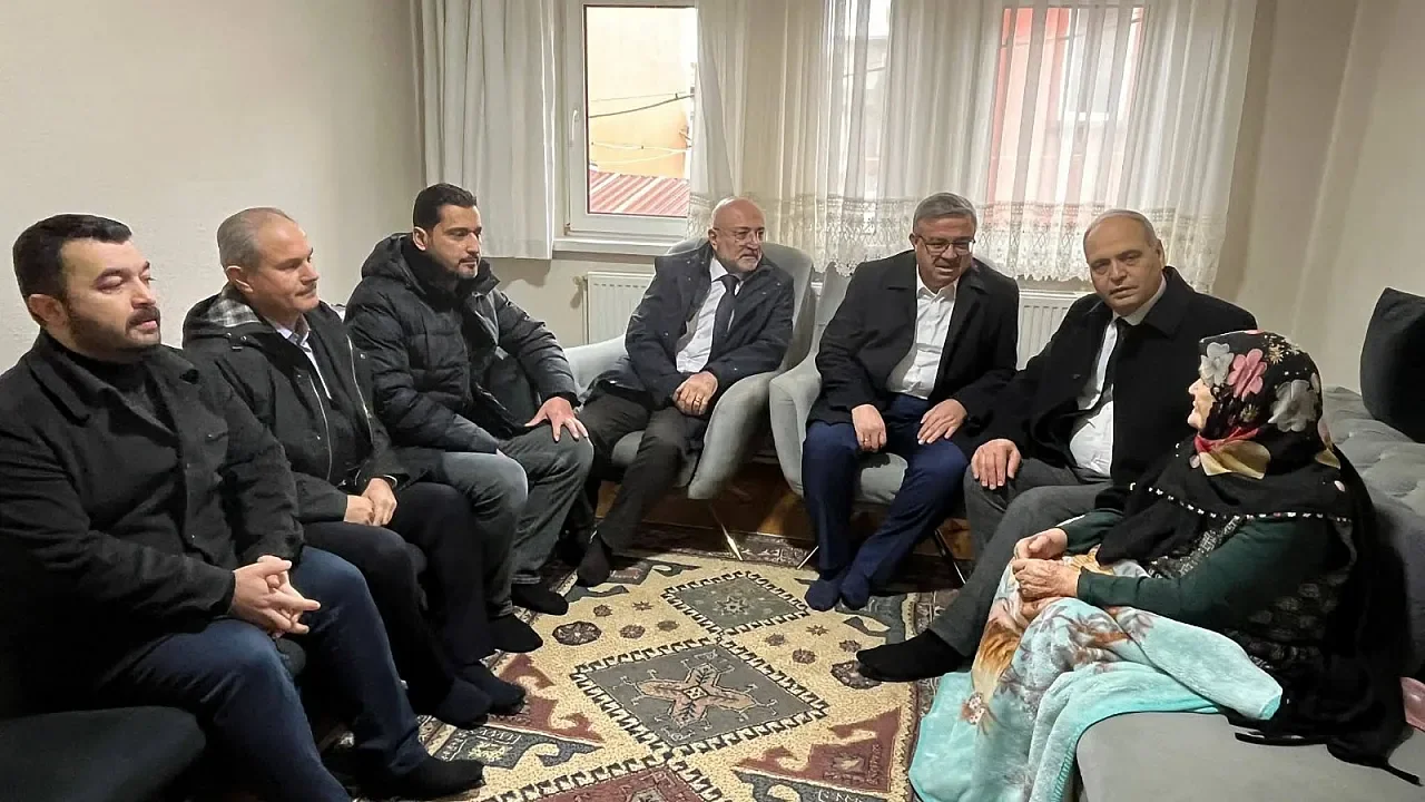 AK Parti Afyonkarahisar Teşkilatı’ndan Başkan Yücel Şahin’e Acı Gün Ziyareti