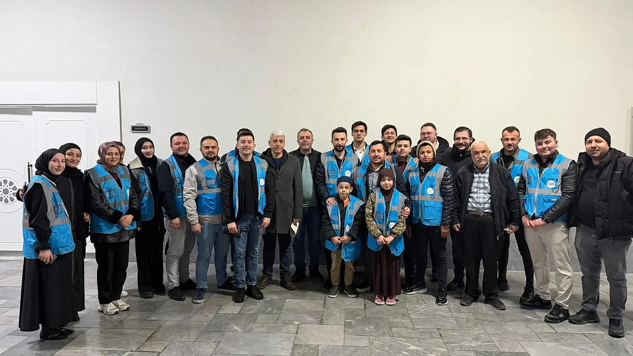 AK Gençlik’ten Kandil Bereketi: Hacı Mehmet Sayın Camii’nde Lokma İkramı