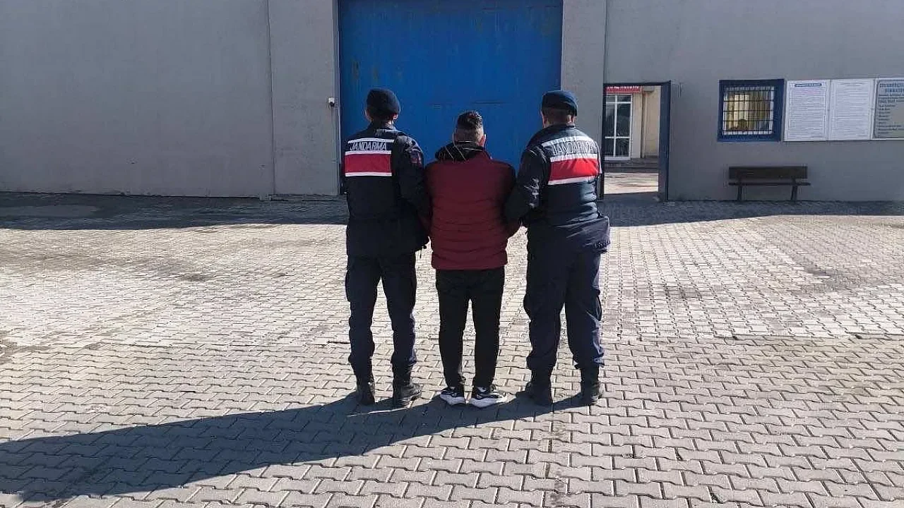 Çay’da Jandarma’dan Kritik Operasyon: Ağır Hapis Cezası Bulunan İki Firari Yakalandı