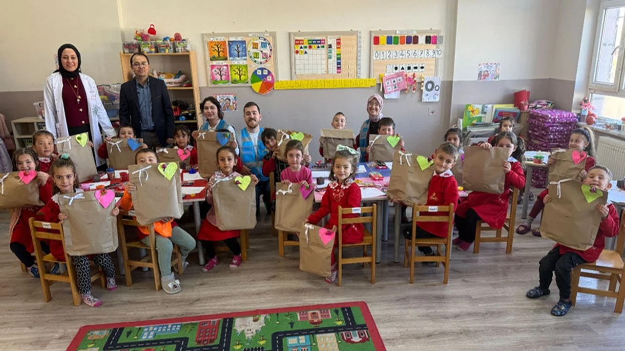 Afyonkarahisar'da Genç Liderlerden Köy Okullarındaki Miniklere Bayram Sürprizi