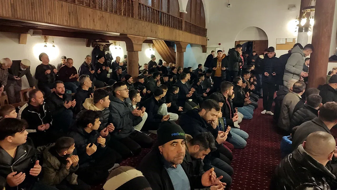 Afyonkarahisar’da Berat Kandili’nde Manevi Yoğunluk: Camiler İbadet İçin Doldu