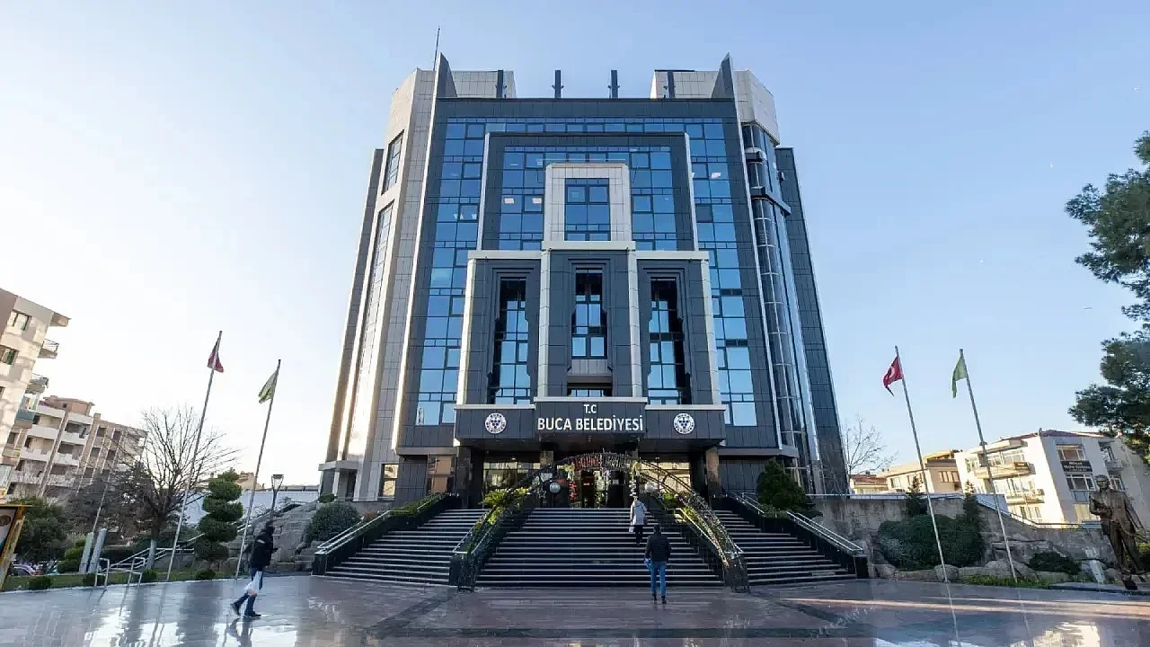 İzmir'de "İmar" ve "Rüşvet" Soruşturması: Buca Belediyesi'ne Operasyon Düzenlendi