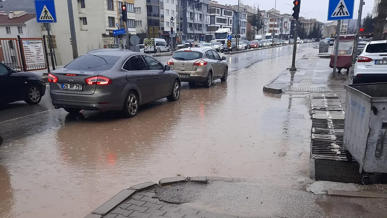Eskişehir’de Sağanak Yağış Hayatı Felç Etti: Kütahya Caddesi Göle Döndü