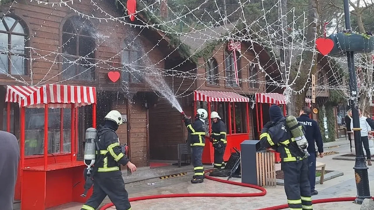 Bilecik Sanat Sokağı'nda Korku Dolu Anlar: Ahşap Depo Alevlere Teslim Oldu