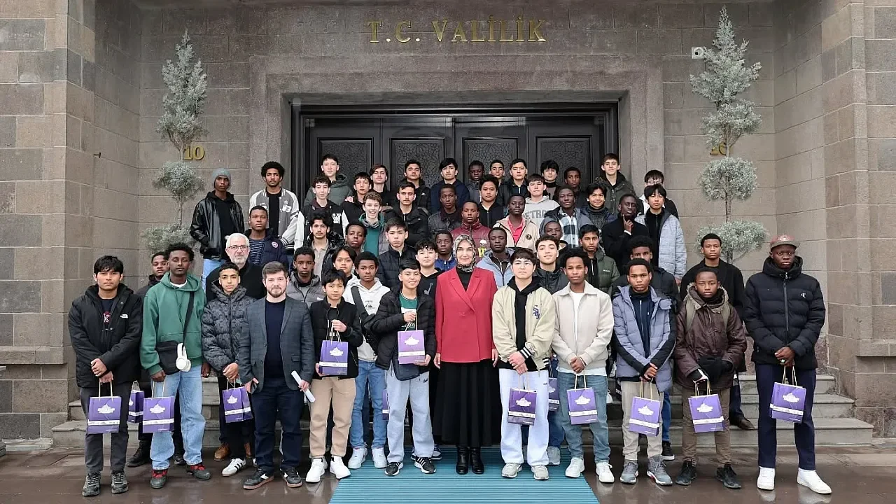 Afyonkarahisar Valiliği'nde Uluslararası Buluşma: 35 Ülkeden Gençler Vali Yiğitbaşı'nın Konuğu Oldu