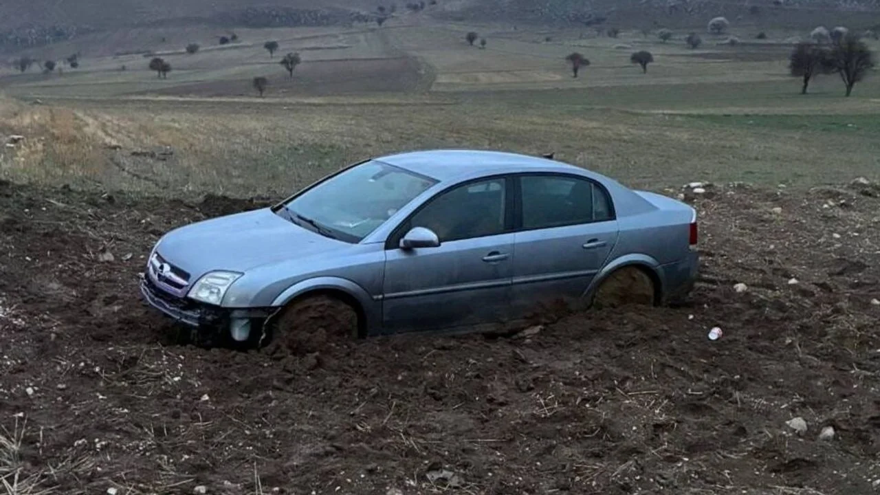 Dinar'da Otomobil Şarampole Yuvarlandı: 3 Kişi Hastaneye Kaldırıldı
