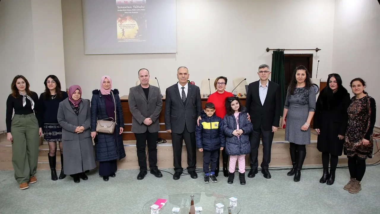 AKÜ Bilim Kafe'de Dijital Tehlike Masaya Yatırıldı: Çocuklar Yasakları Aşıyor