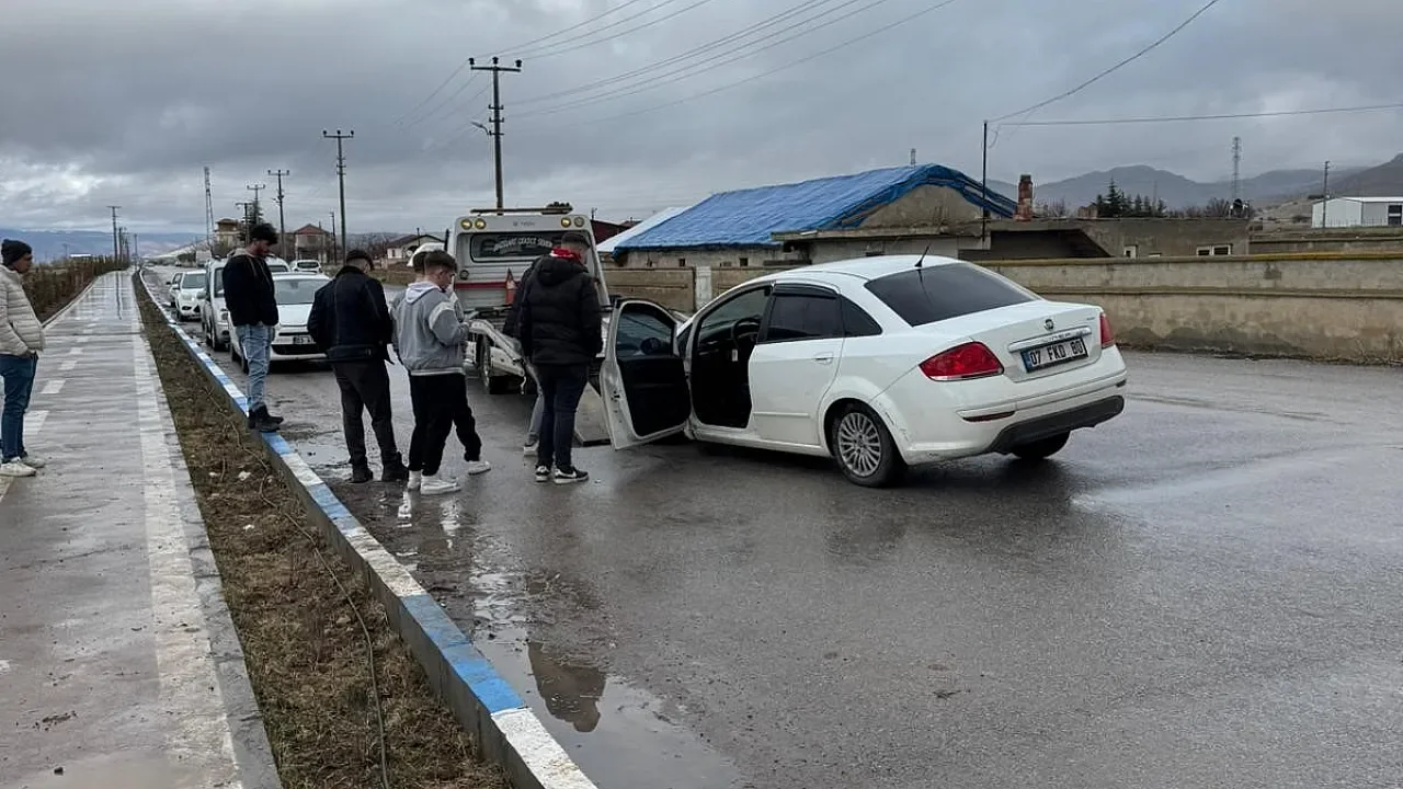 Sandıklı’da Yürekleri Ağza Getiren Kaza: 10 Metre Sürüklenen Araç Peyzaj Alanına Girdi
