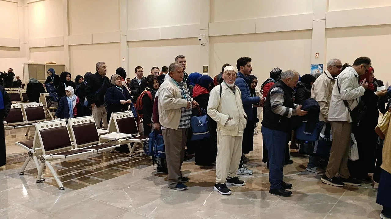 Çift Kandil Bereketini Yaşayan Umreciler Yurda Döndü: Afyonkarahisar’da Duygusal Karşılama