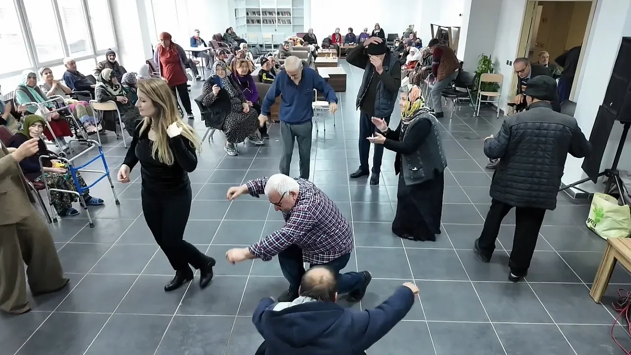 Eskişehir’de Yaşlılara Müzik Ziyafeti: Huzurevinde Moraller Yerine Geldi