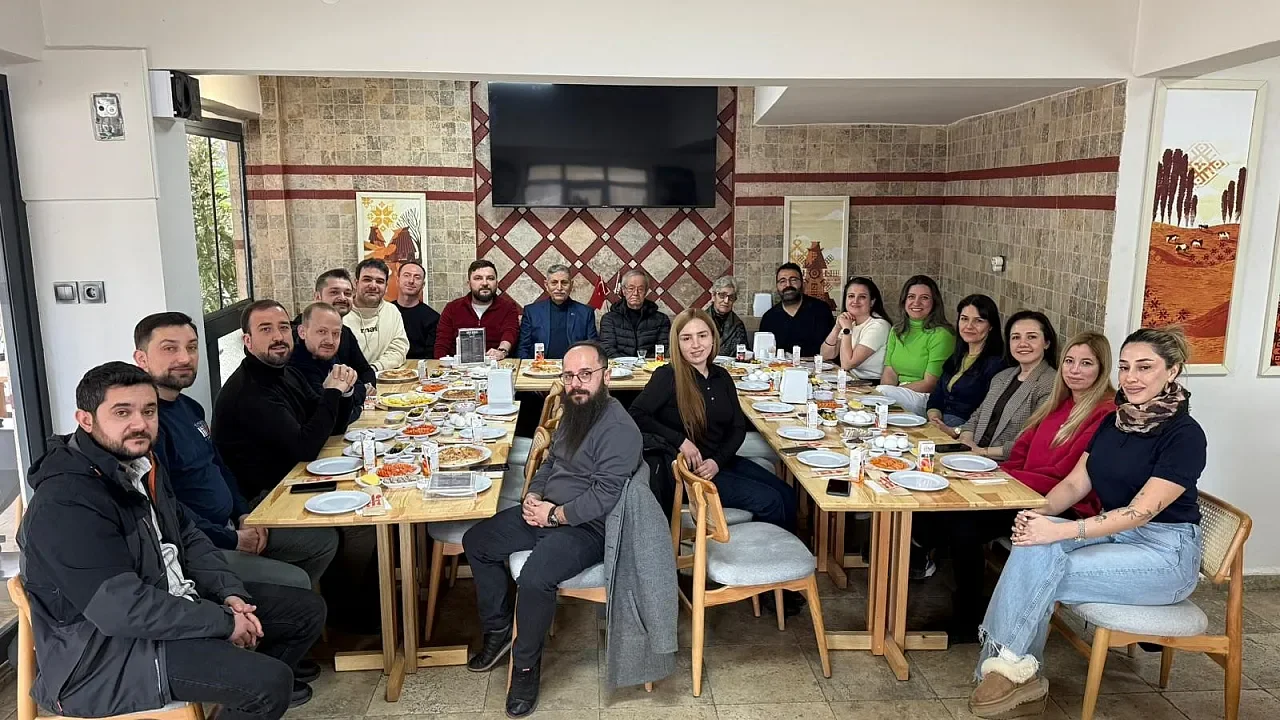 Eskişehir'de Vefa Örneği: 24 Yıl Sonra Öğretmenleriyle Aynı Masada Buluştular