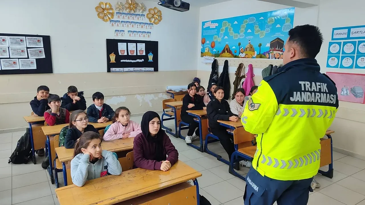 Afyonkarahisar Jandarması’ndan Trafik Eğitim Seferberliği: 800 Öğrenciye Ulaşıldı
