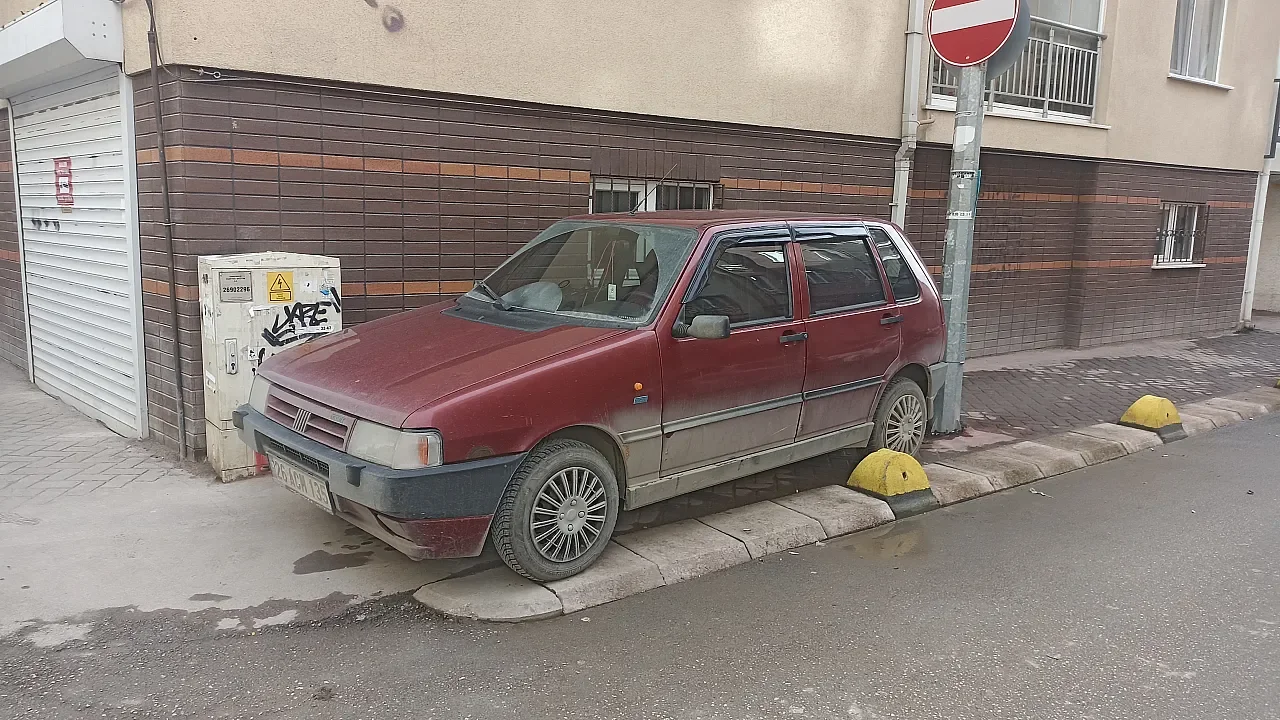 Eskişehir’de Pes Dedirten Park: Engelli Rampasını Kapattı, Yayaları Yola Döktü