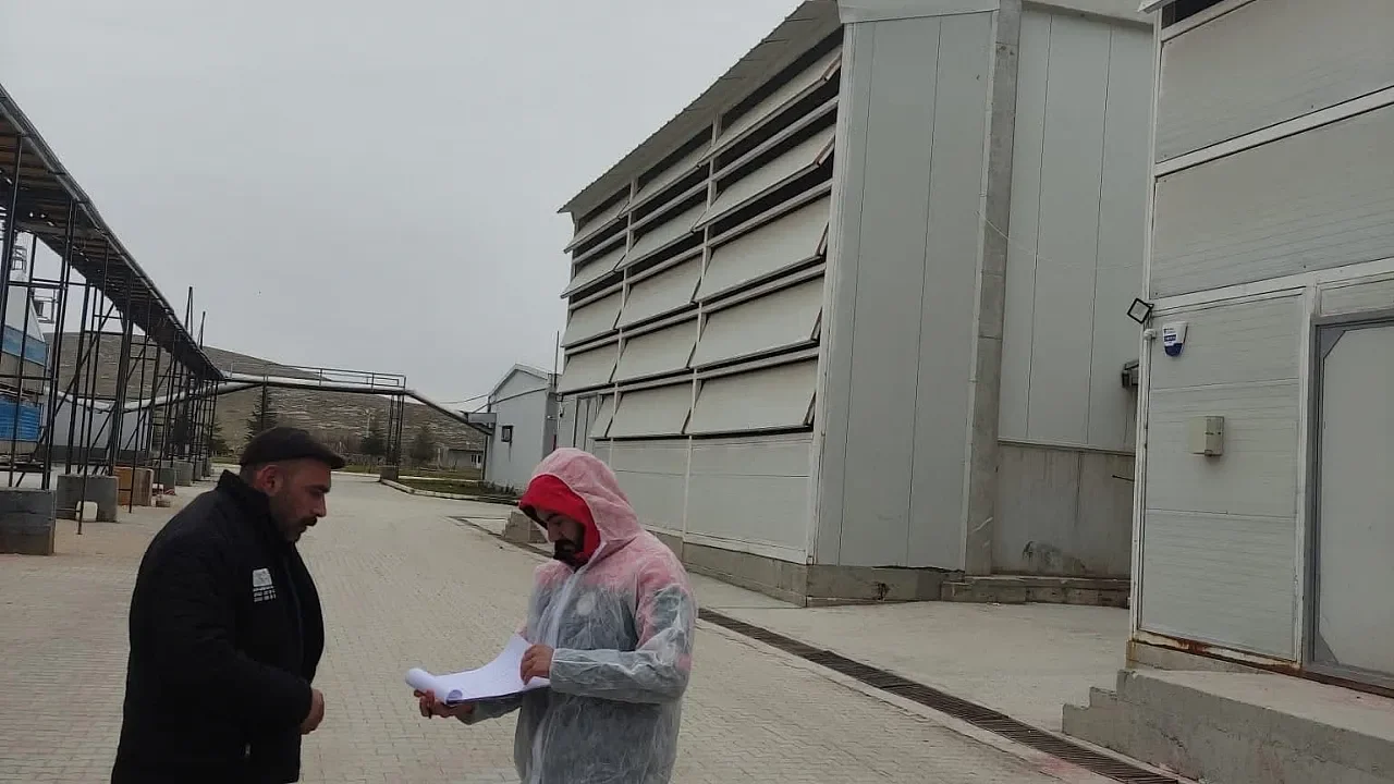 Bolvadin’deki Kanatlı Üretim Tesisleri Sıkı Takipte: Hijyen ve Biyogüvenlik Tam Not Aldı