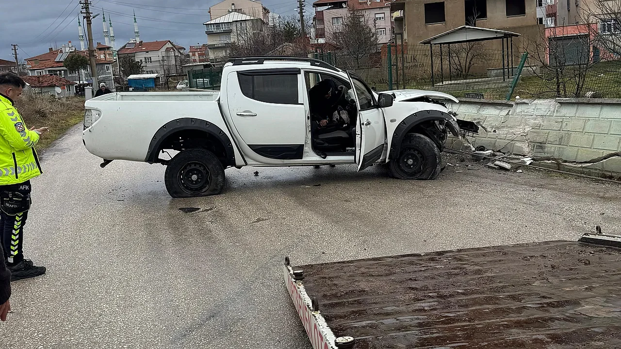 Sandıklı’da Korkutan Kaza: 5 Metrelik Refüjden Uçan Araç Duvara Çakıldı