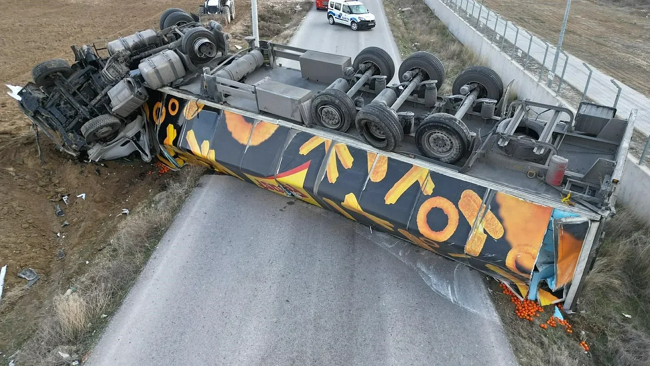 Afyonkarahisar’da Susuz Yolu Savaş Alanına Döndü: 25 Ton Mandalina Yola Saçıldı