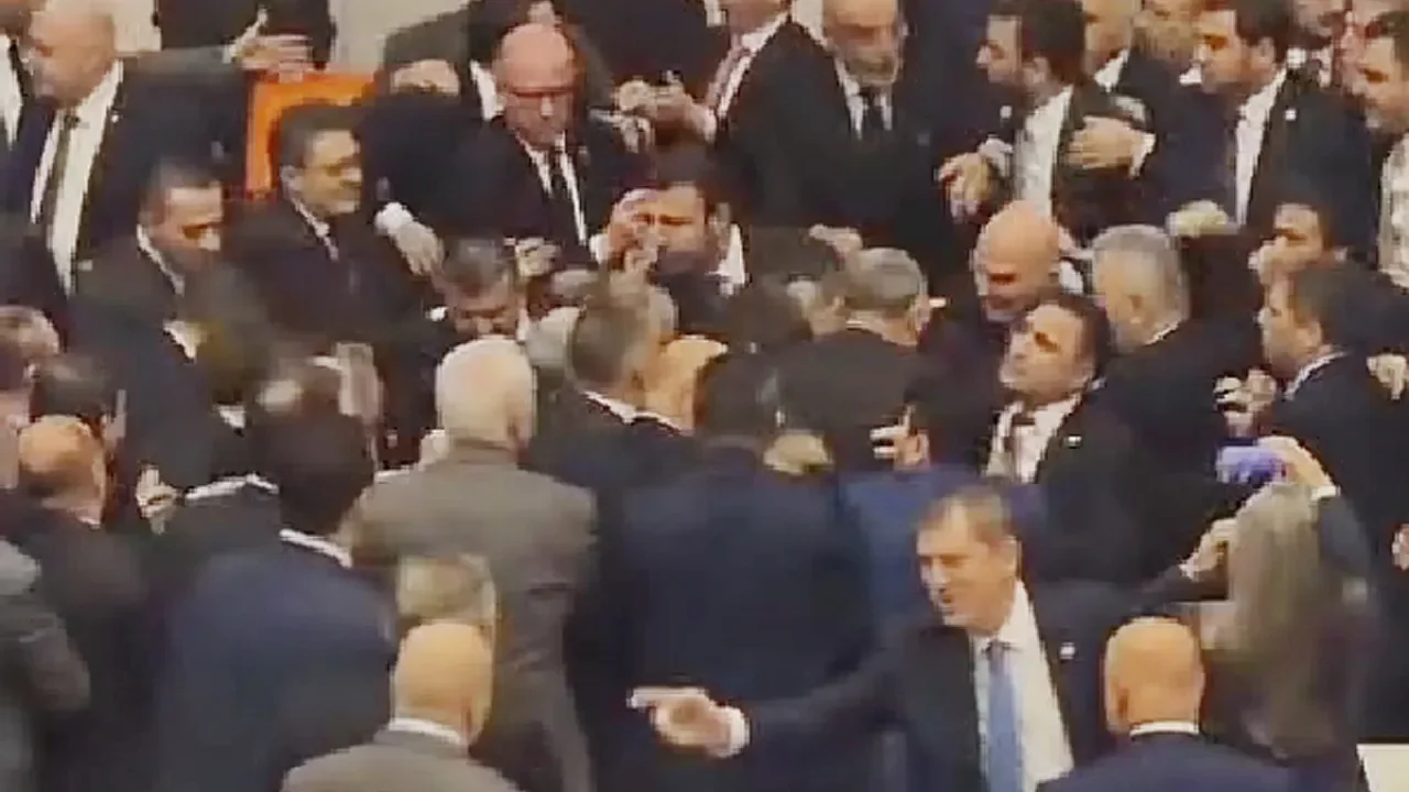 Meclis’te Tansiyon Tavan Yaptı: Afyonkarahisar Milletvekili Arslan Arbedenin Ortasında Kaldı