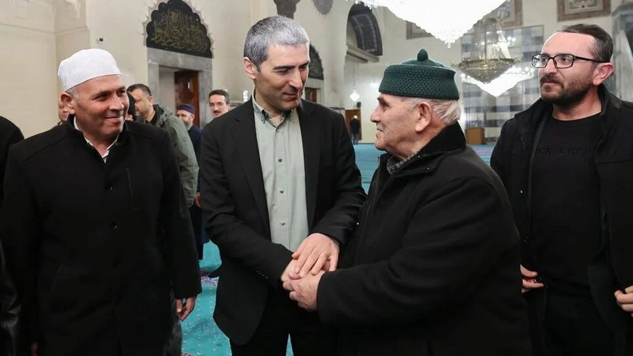 Afyonkarahisar Valisi Naci Aktaş İlk Bayram Namazını Tarihi İmaret Camii'nde Kıldı