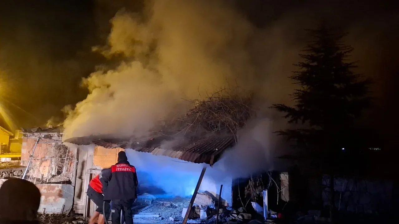 Şuhut'ta Hareketli Dakikalar: Kurs Binasının Odunluğunda Yangın Çıktı