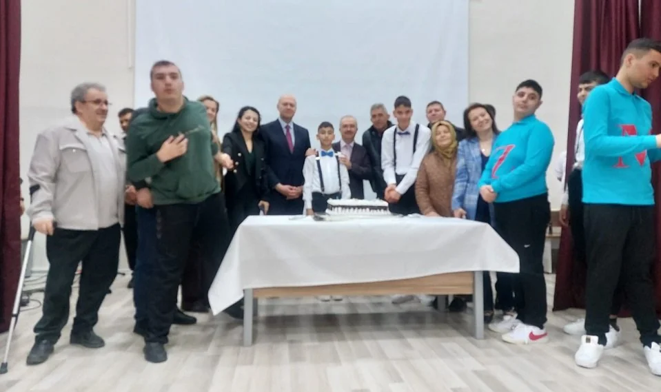 Afyonkarahisar’da Otizm Farkındalığı İçin Özel Etkinlik: "Otizme Işık Yak" Gösterisi Sahnelendi