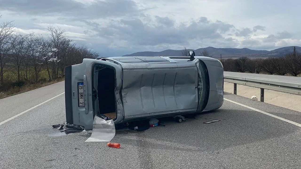 Emirdağ’da Kontrolden Çıkan Otomobil Orta Şeritte Devrildi: 1 Yaralı
