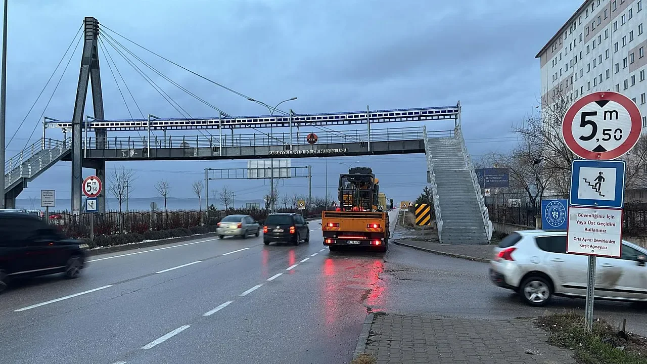 Öğrencilerin Çağrısı Yanıtsız Kalmadı: KYK Yurdu Önündeki Üst Geçit Artık Daha Güvenli