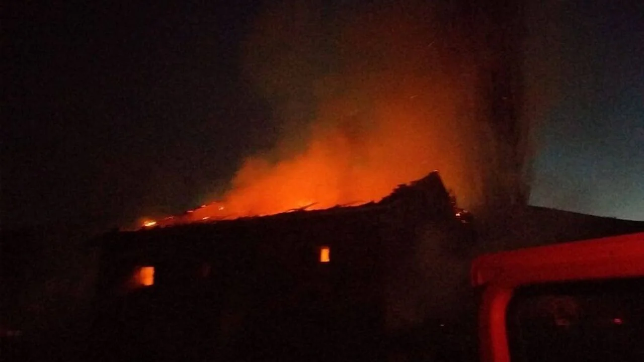 Sandıklı'da İki Katlı Ahşap Ev Kül Oldu: 78 Yaşındaki Kadın Evsiz Kaldı